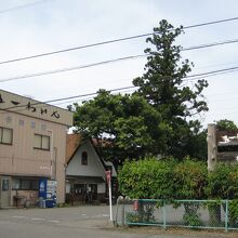 広い駐車所が完備