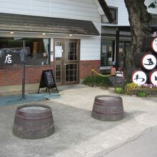 店頭にはワイン樽のオブジェ