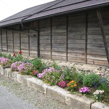 倉庫壁面の花壇
