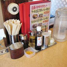 テーブルの調味料