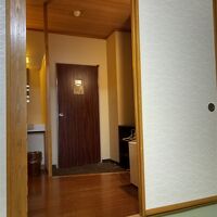 右側に冷蔵庫、左側に洗面台、その奥にバス付トイレがあります。