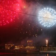 ８月５日の熱海海上花火大会を見てきました。直前のゲリラ豪雨で大変でしたが、花火大会は無事催行されました！