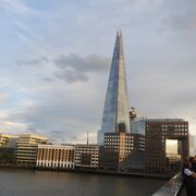 ロンドンブリッジのテームズ河畔に聳える欧州で一番高い超高層ビルです。