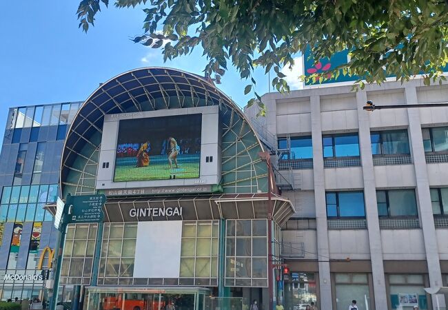 松山市駅前のアーケード