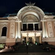 フランス統治下時代にオペラハウスとして建てられたバロック様式の建物は現在も市民劇場とし使われています