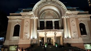 フランス統治下時代にオペラハウスとして建てられたバロック様式の建物は現在も市民劇場とし使われています
