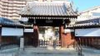 赤穂浪士や歌舞伎役者の墓所も