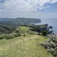 山の稜線に沿って下りていく感じです。牛馬の落とし物に要注意！