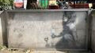 マーブルアーチのそばにひっそりとバンクシーのストリートアートがあります