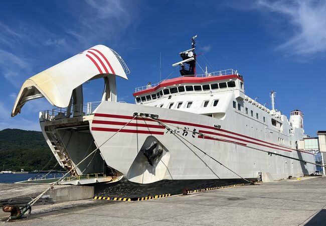 眺めの良いデッキがあり、日本海の青い海を全身で感じました。