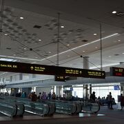 到着・出発だと単なるデカイ空港。乗り継ぎだと効率的な空港という印象です。