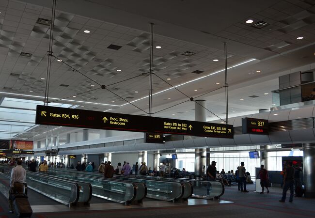 到着・出発だと単なるデカイ空港。乗り継ぎだと効率的な空港という印象です。