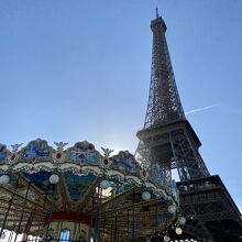 小さなメリーゴーランドがあります