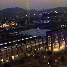 佐世保駅とその向こうの港の夜景