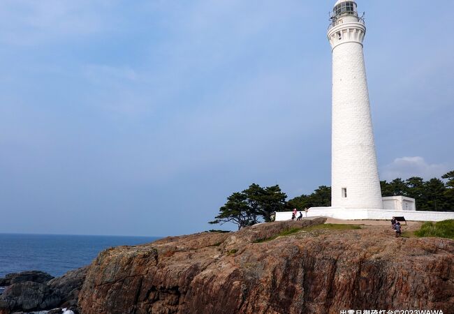 出雲日御碕灯台から眼下に広がる日御碕海岸を眺めました