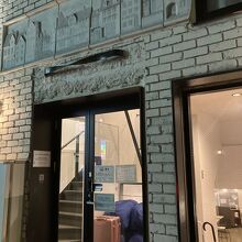 大きな看板がなく、建物がわかりにくい