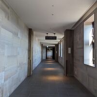 フロントまでの廊下は右手の窓から鉄道が見下ろせる