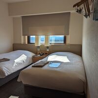 ロールカーテンを巻くと山並みが見えたツインの客室