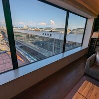 フリードリンクのあるラウンジからは旭川駅のホームも見える