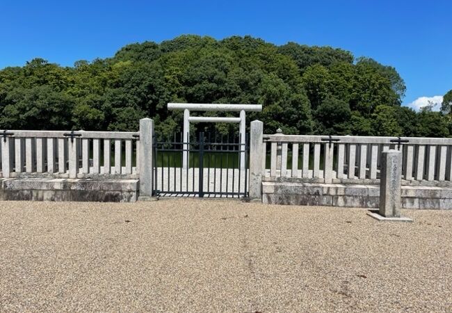 水をたっぷり湛えた周濠に囲まれたご陵