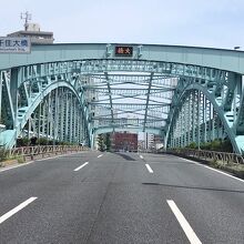 荒川側から見た千住大橋の風景