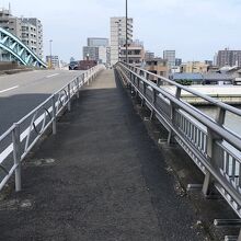 荒川側から見た千住大橋の風景