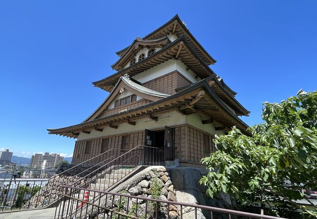 そばに駐車場があります