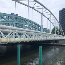 千住大橋に並行して架かっている東京都水道局の工業用水道専門橋