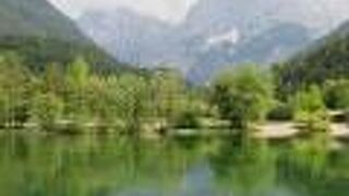 湖自体がと言うより、湖面に映る周辺の山々や木々が美しい場所