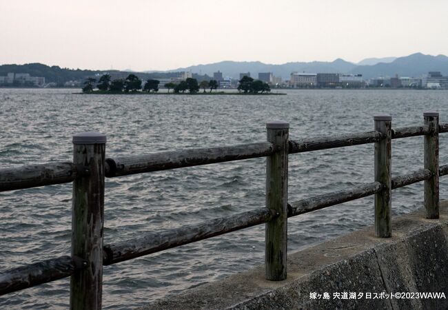 宍道湖の夕陽を楽しめる夕日スポットテラスの真西に浮かぶ小島