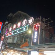 日本人はほぼいない地元密着型夜市　美味しい店が多い