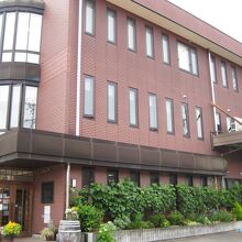 道路沿い３階建ての社屋