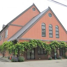 三角屋根が印象的