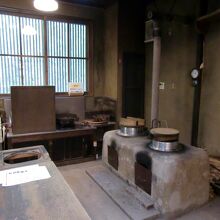 釜戸も再現された台所