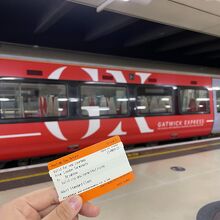 赤い車体が目印です。