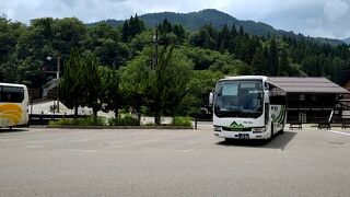 白川郷観光の拠点。乗車券もターミナル内で買えます。