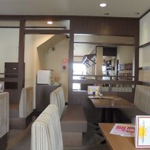 落ち着いた雰囲気の店内