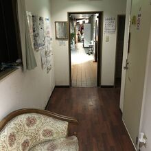 写真奥が居酒屋さんの部分、通路脇に客室が並びます