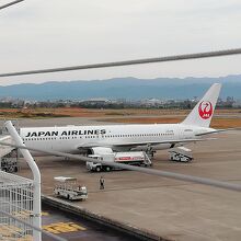 展望デッキからＪＡＬ機を見る