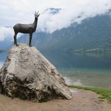 ボーヒン湖東端近くにあるシカの像。