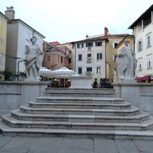 数階建ての民家に囲まれた広場で、13世紀の役所跡があります