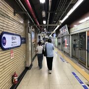 ３路線が交わる繁華街の地下鉄の駅