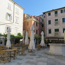 広場や土台周辺にはカフェやレストランの屋外席が多数あり...