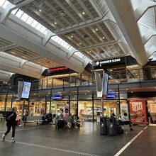 駅構内にある大型店舗