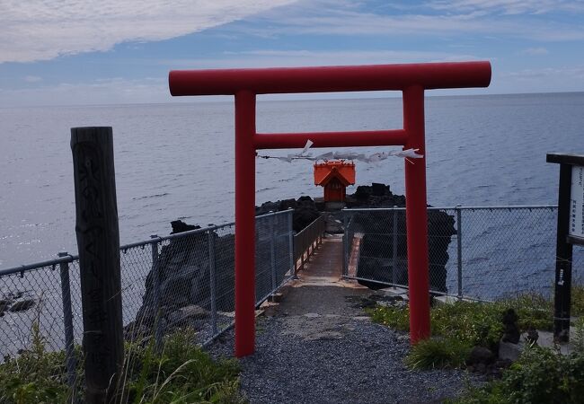 海辺にたたずむ弁天宮