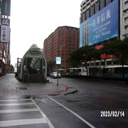 地下鉄の淡水信義線の駅の一つです。