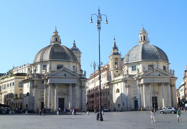 ポポロ広場から見て左側の教会