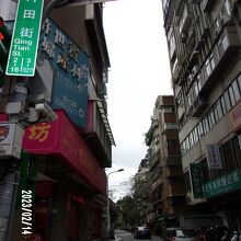 通りの南端からの景観です。