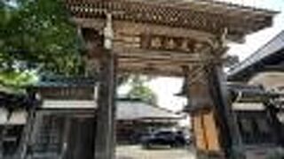 「充洽園」の額が掲げられた山門は立派