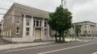 小ぶりな銀行の建物